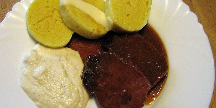 Uzený jazyk s celerovým pyré, omáčkou demi-glace a bramborovými knedlíky.
