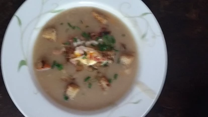 Chlebová polévka se sázeným vejcem