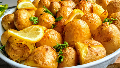 Citronové brambory pečené s  jarní cibulkou a bylinkami