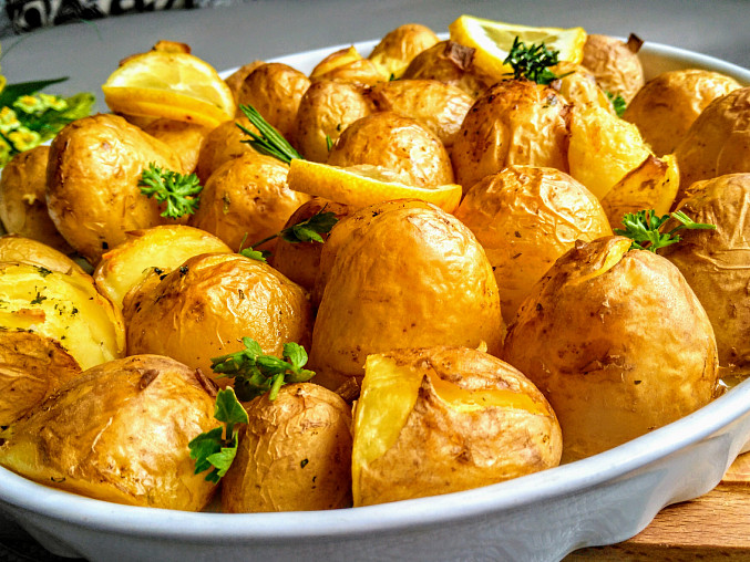 Citronové brambory pečené s  jarní cibulkou a bylinkami