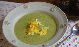 Cuketová polévka s koprem, sýrem a smaženými vejci