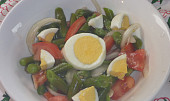 Fazolkový salát s rajčaty a vejci