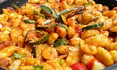 Gnocchi v rajčatové omáčce s cuketou a česnekem