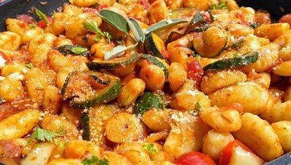 Gnocchi v rajčatové omáčce s cuketou a česnekem