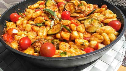 Gnocchi v rajčatové omáčce s cuketou a česnekem