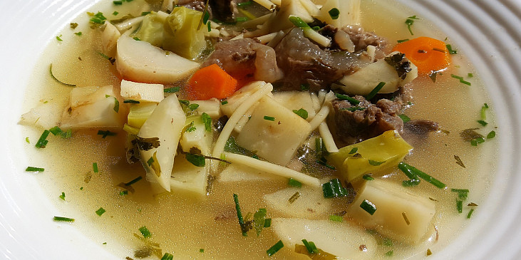 Hovězí polévka s masem a nudlemi (bez tuku)