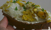 Jednoduchá svačina pro studenty (Chléb, vejce, sýr a zelené brahmi)