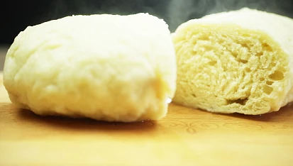 Knedlíky  houskové - postup při výrobě - tvarování