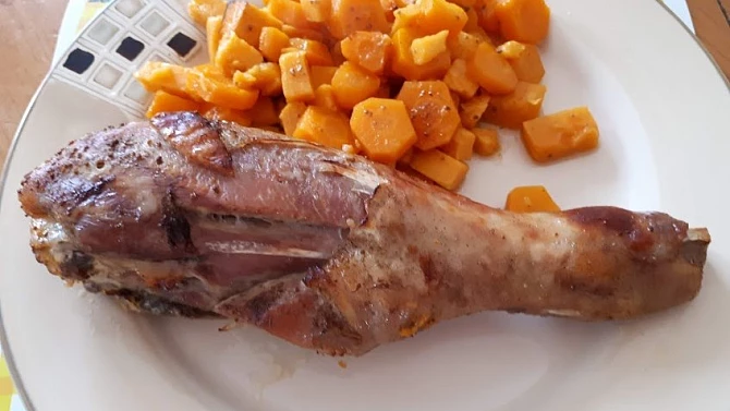 Krůtí stehno pečené s mrkví a batátem