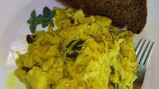 Kuřecí kousky s cuketou a kysaným zelím na curry