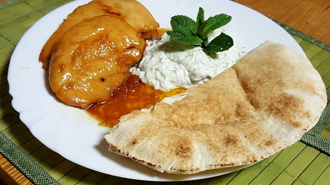 Kuřecí prsa na medu, s tzatziki omáčkou, Kuřecí na medu