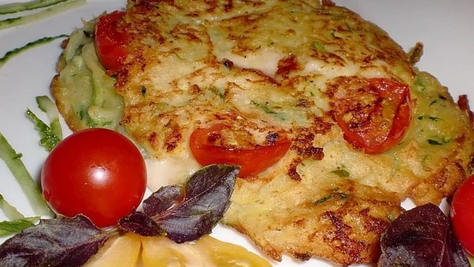 Letní bramboráčky s mozzarellou a rajčátky