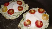 Letní bramboráčky s mozzarellou a rajčátky, Těsto poklademe mozzarellou a rajčátky...
