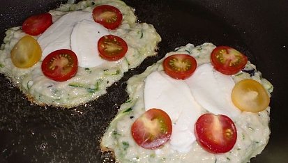 Letní bramboráčky s mozzarellou a rajčátky, Těsto poklademe mozzarellou a rajčátky...