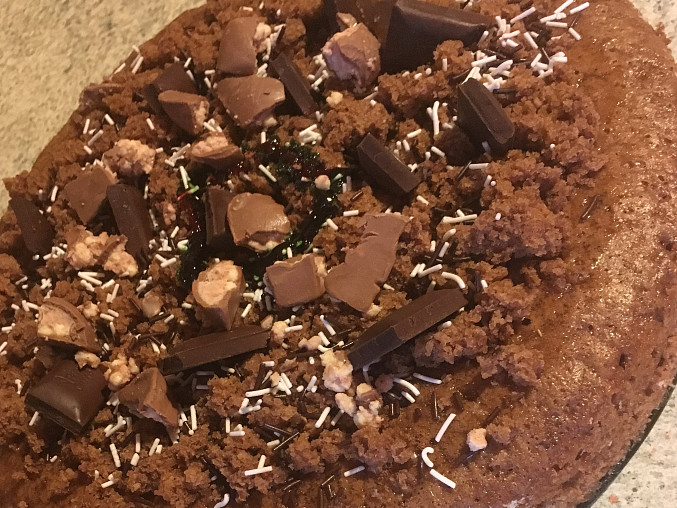 Perníkový dort s čokoládou, pomazaný medem a sušenkami, Perníkový dort s čokoládou, medem a sušenkami