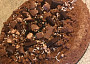 Perníkový dort s čokoládou, pomazaný medem a sušenkami