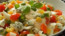 Pestrý zeleninový salát s Nivou a lehce pikantní zálivkou