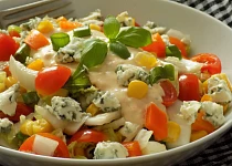 Pestrý zeleninový salát s Nivou a lehce pikantní zálivkou