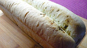 Rolovaný bílý chléb s pestem z medvědího česneku