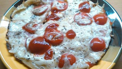 Rychlo"pizza", Hladkou mouku jsem vyměnila za špaldovou a místo smetany jsem dala bílý jogurt.