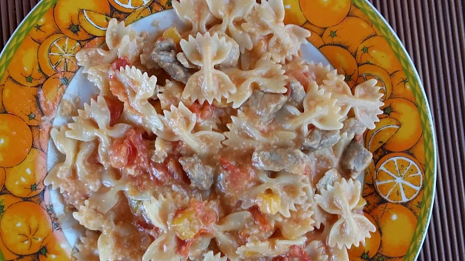 Smetano-rajčatové těstoviny s mozzarellou