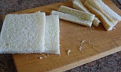 Toastové ruličky s tvarohem a skořicí, okrájíme kraje toastů