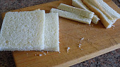 Toastové ruličky s tvarohem a skořicí, okrájíme kraje toastů