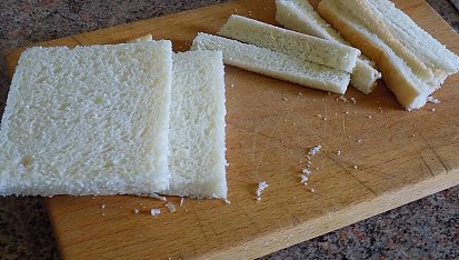 Toastové ruličky s tvarohem a skořicí, okrájíme kraje toastů