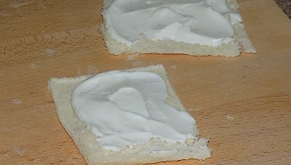 Toastové ruličky s tvarohem a skořicí, Válečkem vyválíme a potřeme tvarohem