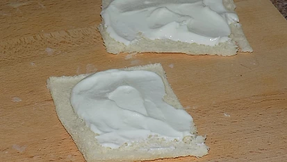 Toastové ruličky s tvarohem a skořicí, Válečkem vyválíme a potřeme tvarohem