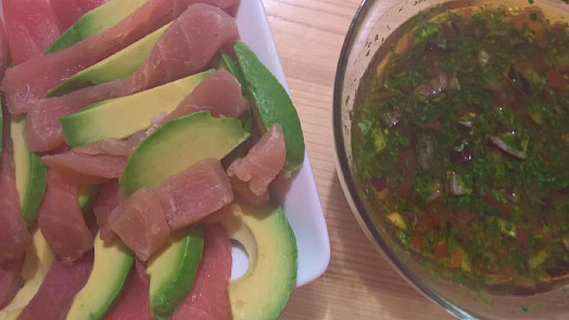 Sashimi z tuňáka s avokádem a rajčatovou-koriandrovou salsou