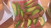 Sashimi z tuňáka s avokádem a rajčatovou-koriandrovou salsou
