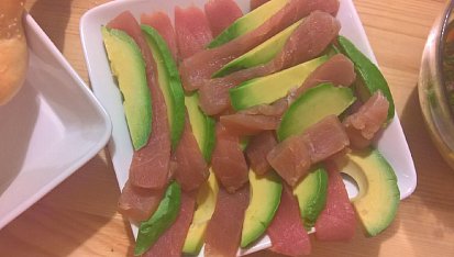 Sashimi z tuňáka s avokádem a rajčatovou-koriandrovou salsou