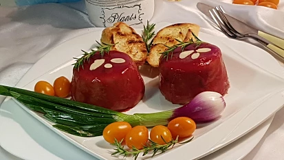 Vepřová paštika s brusinkami a mandlemi v pomalém hrnci