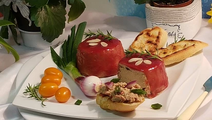 Vepřová paštika s brusinkami a mandlemi v pomalém hrnci
