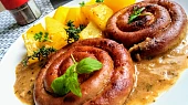 Vinná klobása  s cibulovo-hořčičnou omáčkou