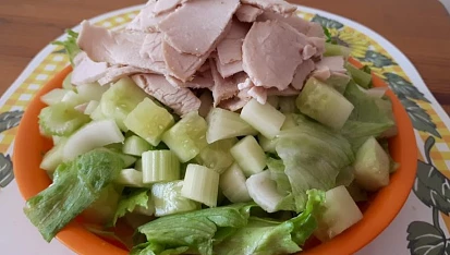 "Zelený" salát z řapíkatého celeru a salátové okurky