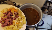 Brněnská pikantní polévka samotáře Rermora (Knedlíčky už jsou zavařeny takže šup s masem,brambory a zeleninou do hrnce !)