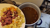 Brněnská pikantní polévka samotáře Rermora, Knedlíčky už jsou zavařeny takže šup s masem,brambory a zeleninou do hrnce !