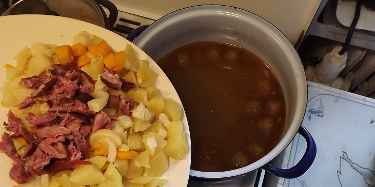 Knedlíčky už jsou zavařeny takže šup s masem,brambory a zeleninou do hrnce !