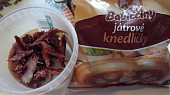 Brněnská pikantní polévka samotáře Rermora, vlevo - zbytek uzeného masa. Vpravo knedlíčky (kupované-bohužel)