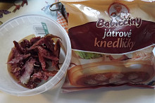 vlevo - zbytek uzeného masa. Vpravo knedlíčky (kupované-bohužel)