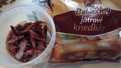 Brněnská pikantní polévka samotáře Rermora, vlevo - zbytek uzeného masa. Vpravo knedlíčky (kupované-bohužel)