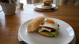 Hamburgery s volským okem a žampiony