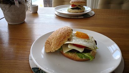 Hamburgery s volským okem a žampiony