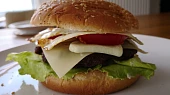 Hamburgery s volským okem a žampiony