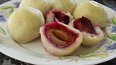 Jednoduché sladké plněné knedlíky (kule po valašsku), švestkové knedlíky