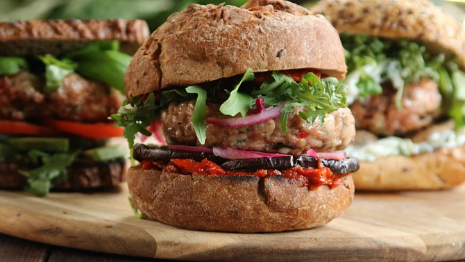 Krůtí burgery z grilu