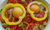 Rajčata zapečená s vejci a dvěma druhy sýrů