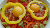 Rajčata zapečená s vejci a dvěma druhy sýrů